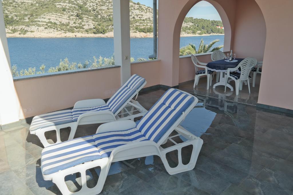 Direkt Am Meer-Apartments Puntaplanka Рогозница Екстериор снимка