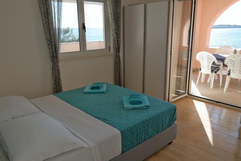 Direkt Am Meer-Apartments Puntaplanka Рогозница Екстериор снимка