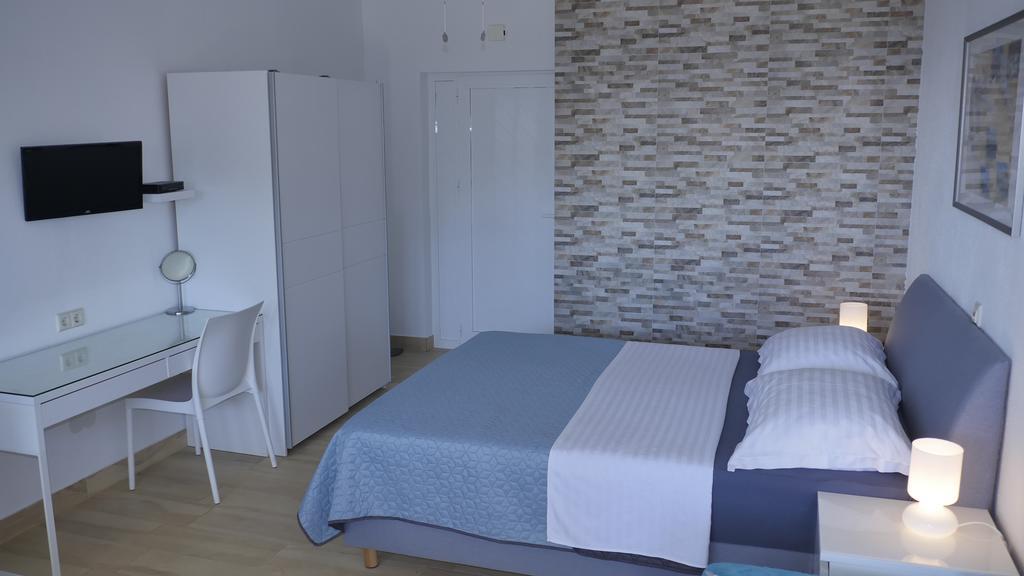 Direkt Am Meer-Apartments Puntaplanka Рогозница Екстериор снимка