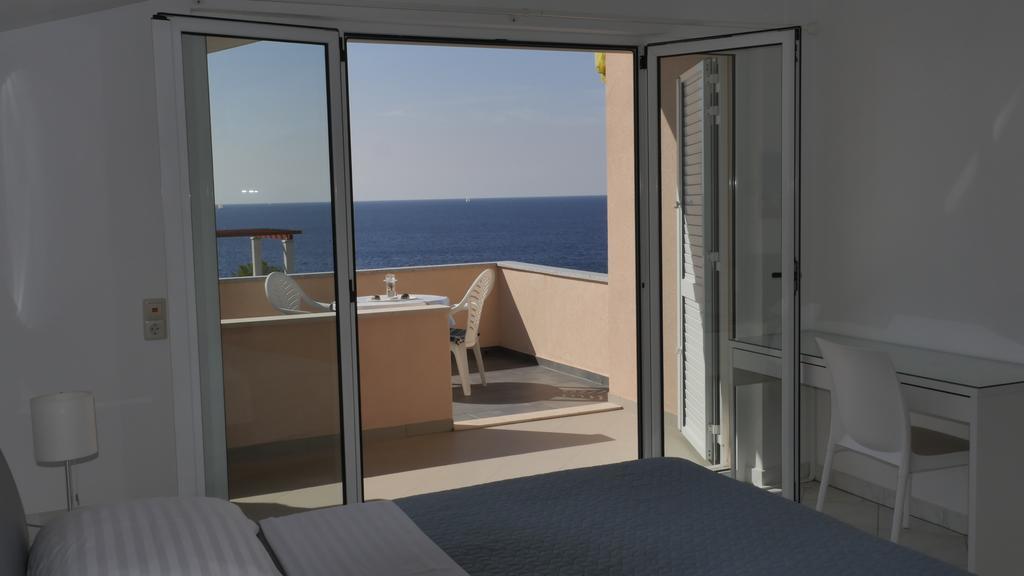 Direkt Am Meer-Apartments Puntaplanka Рогозница Екстериор снимка